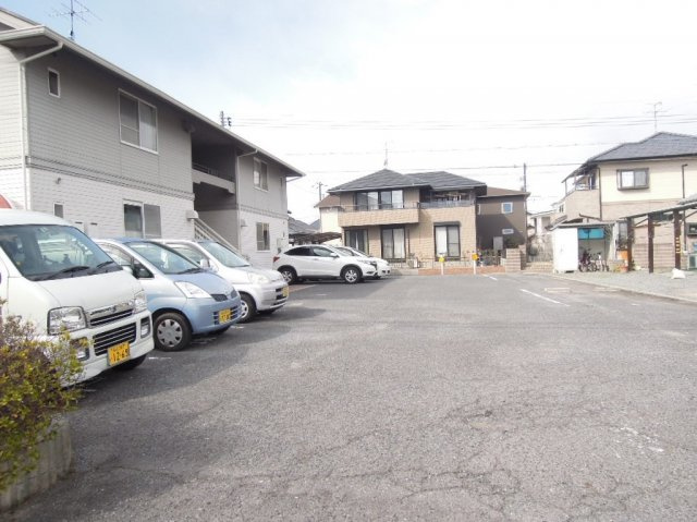 クレセント松新の駐車場