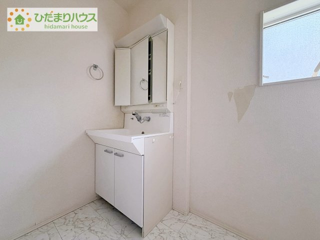 【独立洗面台】 | 取手市ゆめみ野5丁目　中古戸建 | 三面鏡の大きな鏡は憧れます(^^♪
鏡の後ろは収納となっていて、細かいものでも収納できるのでスッキリと整理できます！
