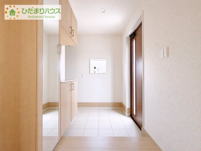 【玄関】 | 取手市ゆめみ野5丁目　中古戸建 | 靴で溢れかえっていた玄関も、大きなシューズボックスと、玄関横のクロークでスッキリ解決。玄関は「その家の顔」とお考えの方にオススメの広さです。
