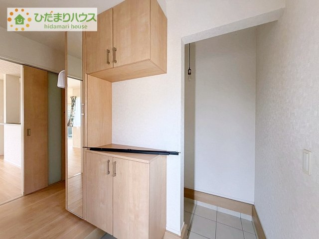 【玄関】 | 取手市ゆめみ野5丁目　中古戸建 | 玄関横クローク。お子様の自転車なども収納可能です