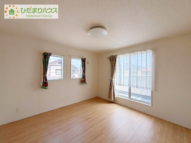 【寝室】 | 取手市ゆめみ野5丁目　中古戸建 | バルコニーに面していて、たっぷり光りの入る明るい主寝室です！