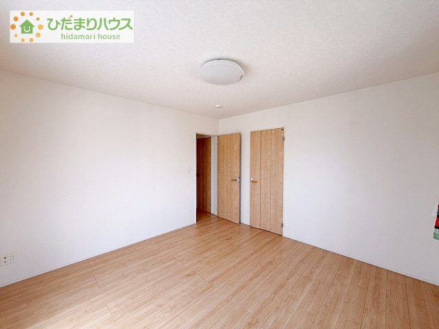 【寝室】 | 取手市ゆめみ野5丁目　中古戸建 | ゆったり広々帖の主寝室。大きなベッドを置いても余裕の広さの主寝室です。