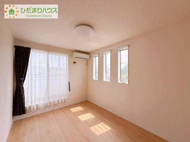 【洋室】 | 取手市ゆめみ野5丁目　中古戸建 | 窓が多く採光の考えられた洋室。お子様部屋にも