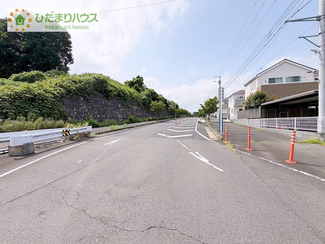 【前面道路含む現地写真】 | 取手市ゆめみ野5丁目　中古戸建 | 2面道路の角地となります。ゆったり広々