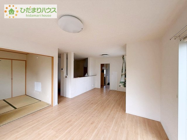 【居間・リビング】 | 取手市ゆめみ野5丁目　中古戸建 | 広々LDK17.6帖のゆとりある住空間。