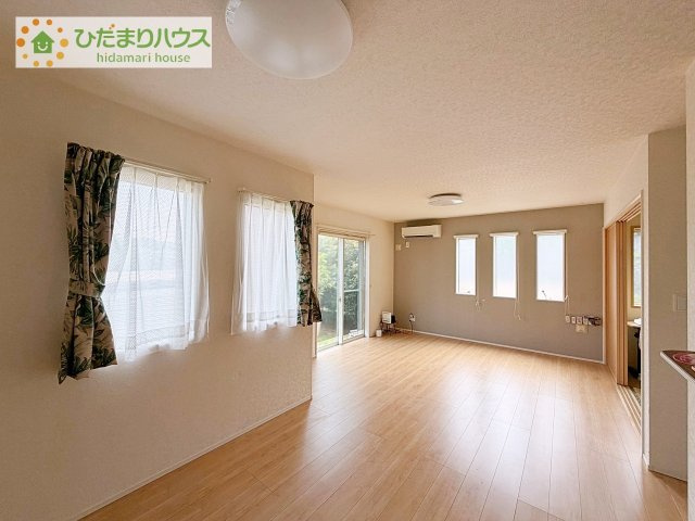 【居間・リビング】 | 取手市ゆめみ野5丁目　中古戸建 | 収納豊富な4LDK。家族みんなが心地よい住まい。
