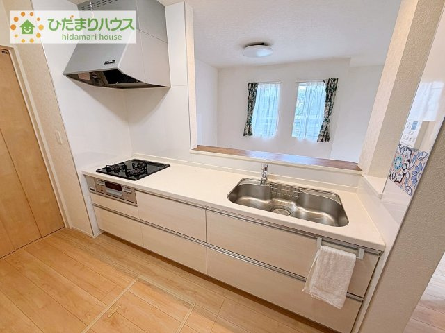 【キッチン】 | 取手市ゆめみ野5丁目　中古戸建 | 都市ガス対応。対面式キッチンは3口コンロタイプとなりますので使い勝手も◎