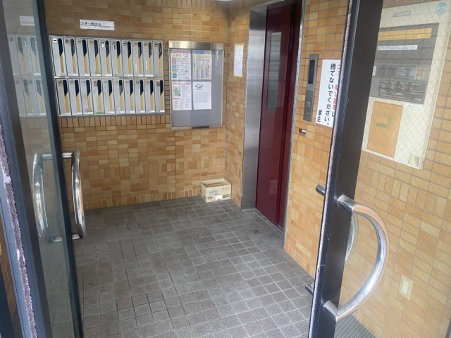 シダー西大寺のエントランス