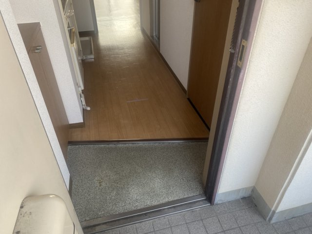 シダー西大寺の玄関