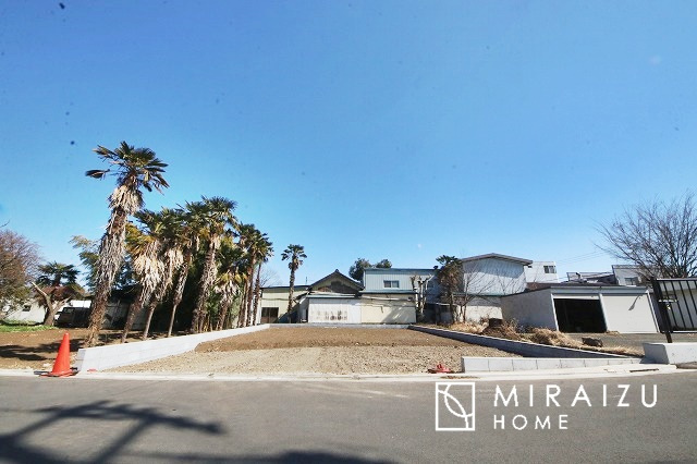 【外観】 | 青く澄み渡った綺麗な空と、陽の光をたっぷりと受ける、そんな新築住宅で新生活をスタートしてみませんか？見学・ご相談等、ミライズホーム(株)までお気軽にご連絡下さい。