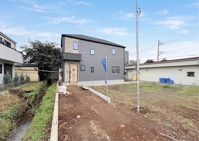 【外観】 | 青々とした空の下、新築が立ち並びます。カースペースにゆとりがあり、住まう方々を穏やかな気持ちにさせてくれる、そんなお家です。見学・ご相談等、お気軽にご連絡下さい♪