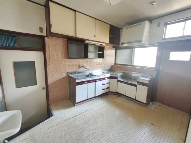 栗橋中央2丁目　中古住宅のキッチン|キッチンは独立しており、広々です！