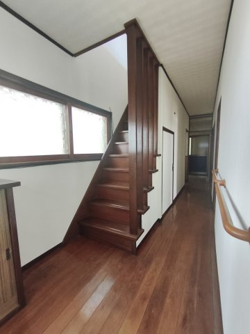 栗橋中央2丁目　中古住宅の玄関|玄関はとってもお洒落で階段下にも収納有！！