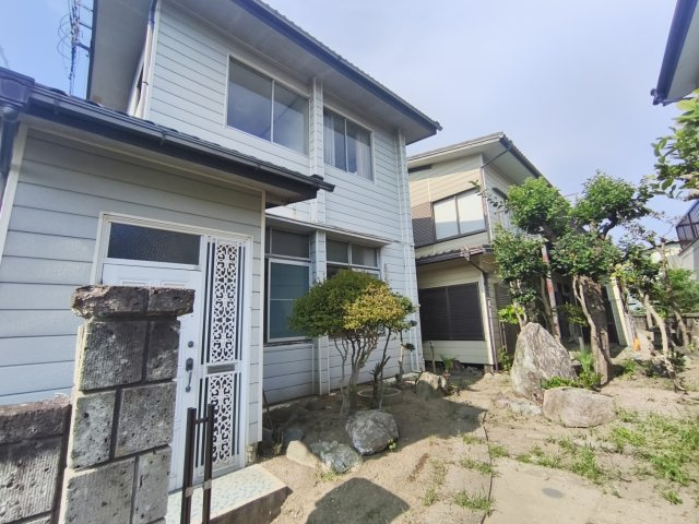栗橋中央2丁目　中古住宅の外観|手前が事務所（元ピアノ教室）・奥が母屋です！