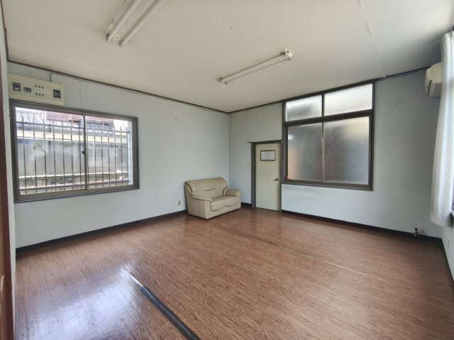 栗橋中央2丁目　中古住宅の居間・リビング|事務所（元ピアノ教室）1階の広々空間！