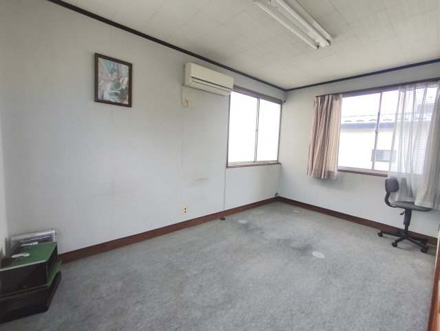 栗橋中央2丁目　中古住宅の洋室|事務所2階の1部屋目！
