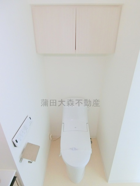 クオリタス南大井のトイレ|吊戸棚収納と温水洗浄便座付きのトイレ