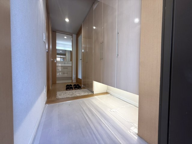 神戸元町山手ヴィアージュの玄関|すっきりとした玄関はシューズボックス付き。靴を収納できることで散らかりにくく、第一印象がよくなります。