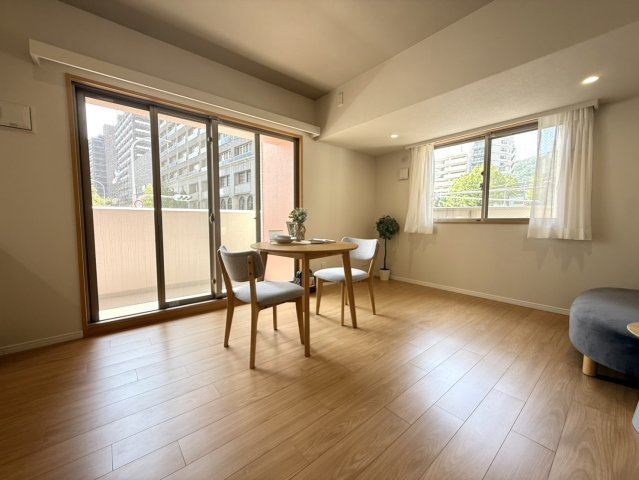神戸元町山手ヴィアージュの居間・リビング|二面採光により、陽光が差し込む開放的な空間