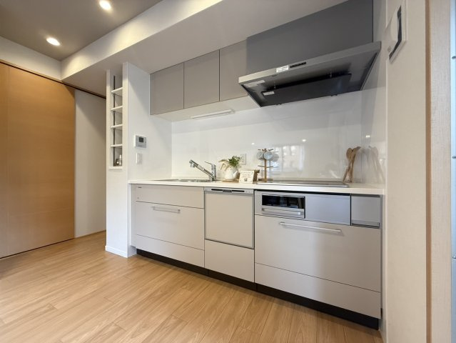 神戸元町山手ヴィアージュのキッチン|広々としたキッチンカウンターに加え、お手入れしやすいコンロやスライド式収納を採用。使い勝手と機能性を兼ね備えた快適なキッチンです。