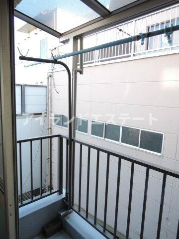 ハイツ三河屋　バストイレ別　3方角部屋　駅近のバルコニー