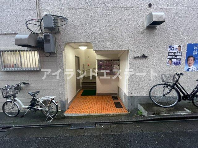 ハイツ三河屋　バストイレ別　3方角部屋　駅近のエントランス