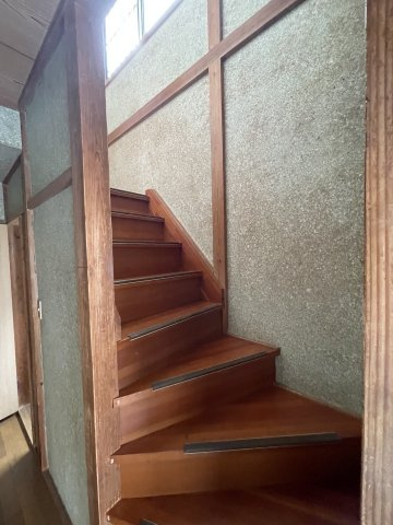 大和田5丁目　戸建の内装|階段