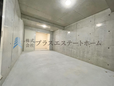 【駐車場】 | 中央区熊内町8丁目　新築戸建 | 電動シャッター付きガレージ♪