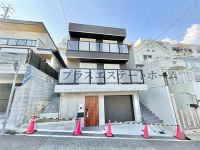 【外観】 | 中央区熊内町8丁目　新築戸建 | 〇広々リビング約19.8帖
〇ルーフバルコニー・デッキスペース
〇収納たっぷり♪車庫の奥には約6.0帖のフリースペース