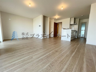 【居間・リビング】 | 中央区熊内町8丁目　新築戸建 | 床暖房♪部屋全体を均一に暖められ、空気が乾燥しにくく、足元から温まる事で室温以上に暖かさを感じやすいです♪
