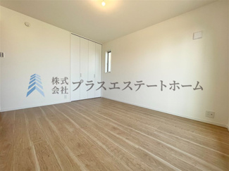 【洋室】 | 中央区熊内町8丁目　新築戸建 | 洋室はシンプルな配色にしていますので、お客様好みの家具を配置頂けます♪
