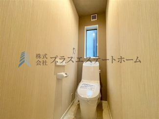 【トイレ】 | 中央区熊内町8丁目　新築戸建 | きれいをまもるせいけつトイレ♪お掃除はサッとひとふきで完了！ 少ない水で、汚れをしっかり洗い流します♪
