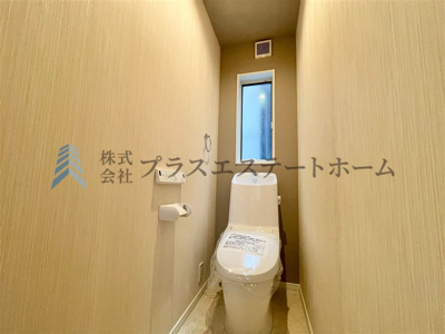 【トイレ】 | 中央区熊内町8丁目　新築戸建 | きれいをまもるせいけつトイレ♪お掃除はサッとひとふきで完了！ 少ない水で、汚れをしっかり洗い流します♪