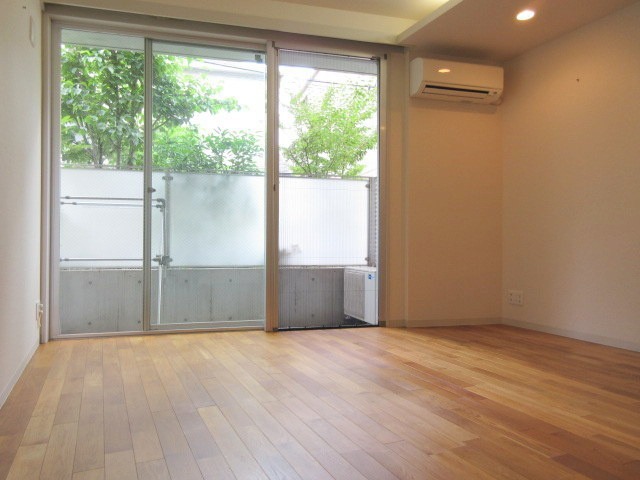 Ｎコート動坂の居間・リビング|キレイなフローリングのお部屋です