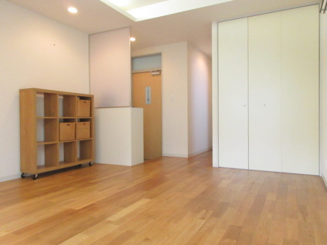 Ｎコート動坂の居間・リビング|キレイなフローリングのお部屋です