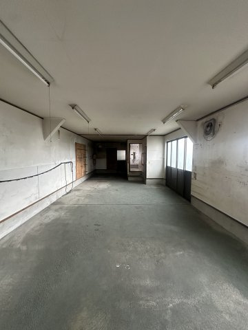 上鳥羽塔ノ森柴東町　　貸事務所兼貸倉庫の内装|1F土間　玄関側視点