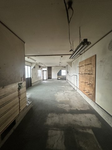 上鳥羽塔ノ森柴東町　　貸事務所兼貸倉庫の内装|１F土間　 バルコニー側視点