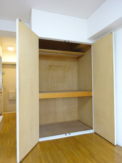 【収納】 | ラ・リベルテ | 洋室8.9帖のお部屋にあるクローゼットです♪大切なお洋服もしわにならないようにハンガーがけができます☆