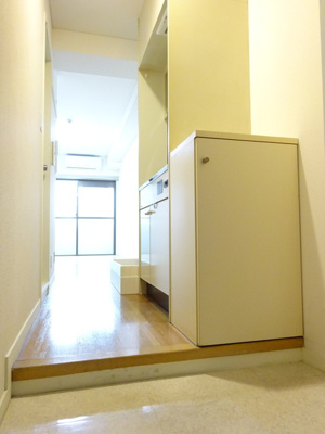 【展望】 | ラ・リベルテ | 玄関から室内への景観です！キッチンの奥に洋室8.9帖のお部屋があります♪