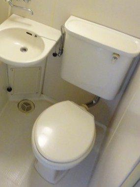【トイレ】 | ラ・リベルテ | バスルームにあるトイレです！水廻りのお掃除が一気にできちゃいますね☆