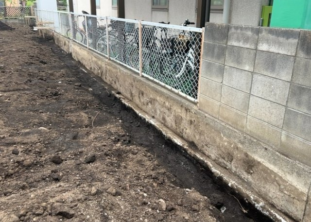【外観】 | 家を建てる場合、方位は要チェックです。現実的に日当たりのよい家ならばリビングは南側、建築基準法でも北側に当たる家への配慮は求められています。土地を見学に行く際は、方位磁針を持って行くようにしましょう。