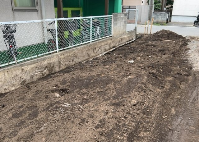 【外観】 | 現地に行くなら、物件の周囲の地形がどうなっているかを見ることも大切です。周辺より低くなっている土地では、大雨などで水が集まりやすいため、地盤が弱くなっているということも考えられるため、注意が必要です。