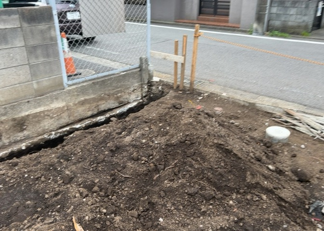 【外観】 | 土地購入を検討されている場合、境界杭がない状態で購入してしまうと境界確定測量をする必要があり、費用がかかります。購入の前に、売主、隣土地所有者立ち合いのもと境界を確定し境界杭を設置するのがベストです。
