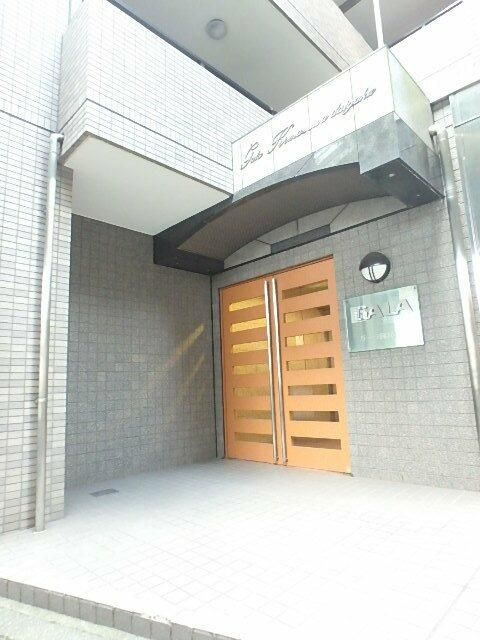 ガーラ駒沢大学のエントランス
