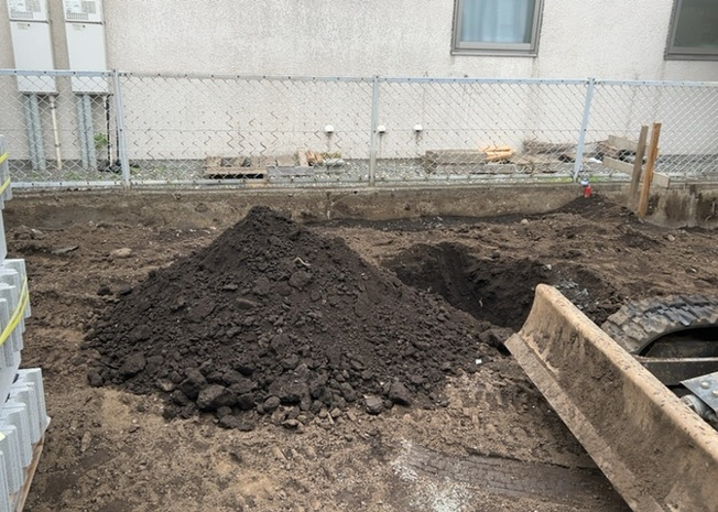 【外観】 | 土地の形が極端に長細かったり、狭小地、あるいは道路との高低差がある傾斜地だった場合、後々売ろうとしても買い手がつかない場合もあります。後々、売却することになった時に価値の下がらない土地を選びましょう。