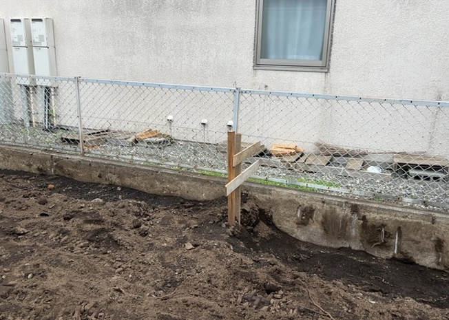 【外観】 | 家を建てる場合、方位は要チェックです。現実的に日当たりのよい家ならばリビングは南側、建築基準法でも北側に当たる家への配慮は求められています。土地を見学に行く際は、方位磁針を持って行くようにしましょう。