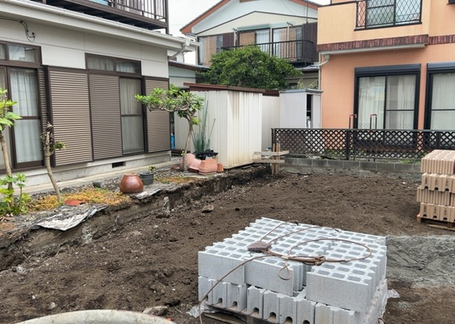 【外観】 | 現地に行くなら、物件の周囲の地形がどうなっているかを見ることも大切です。周辺より低くなっている土地では、大雨などで水が集まりやすいため、地盤が弱くなっているということも考えられるため、注意が必要です。