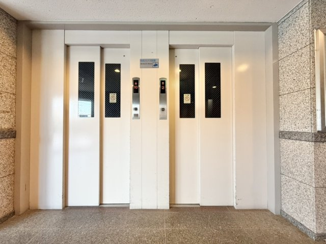 桜台ハイツ参号棟のその他共用部分|エレベーター2基ございます。お急ぎの時や、荷物が多い時も上り下りがスムーズでストレスフリー♪