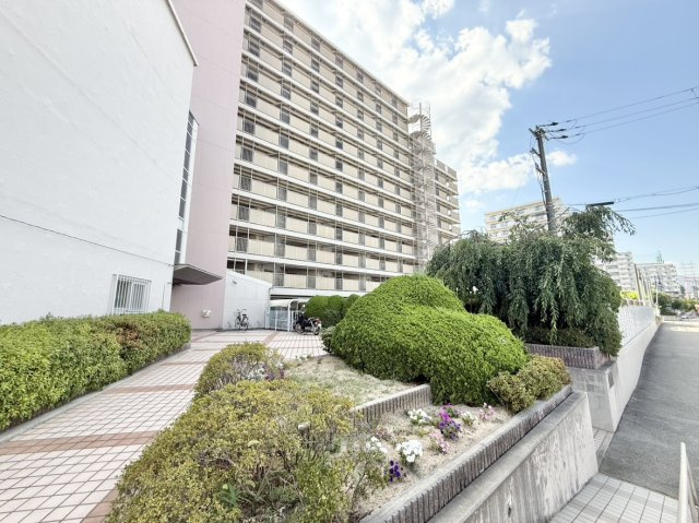 桜台ハイツ参号棟の外観|最寄りのバス停「西野武庫川センター前」より徒歩4分。公園も近く緑豊かな住環境です♪