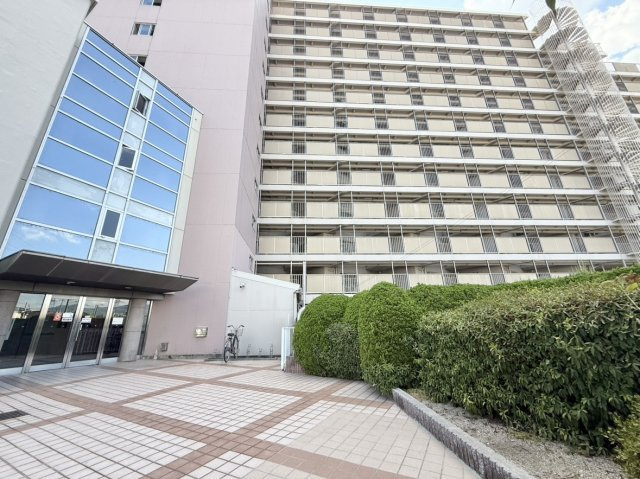 桜台ハイツ参号棟の外観|総戸数321戸の大規模ならではの充実した管理体制で安心です。防犯カメラ、モニター付きインターホンも完備。